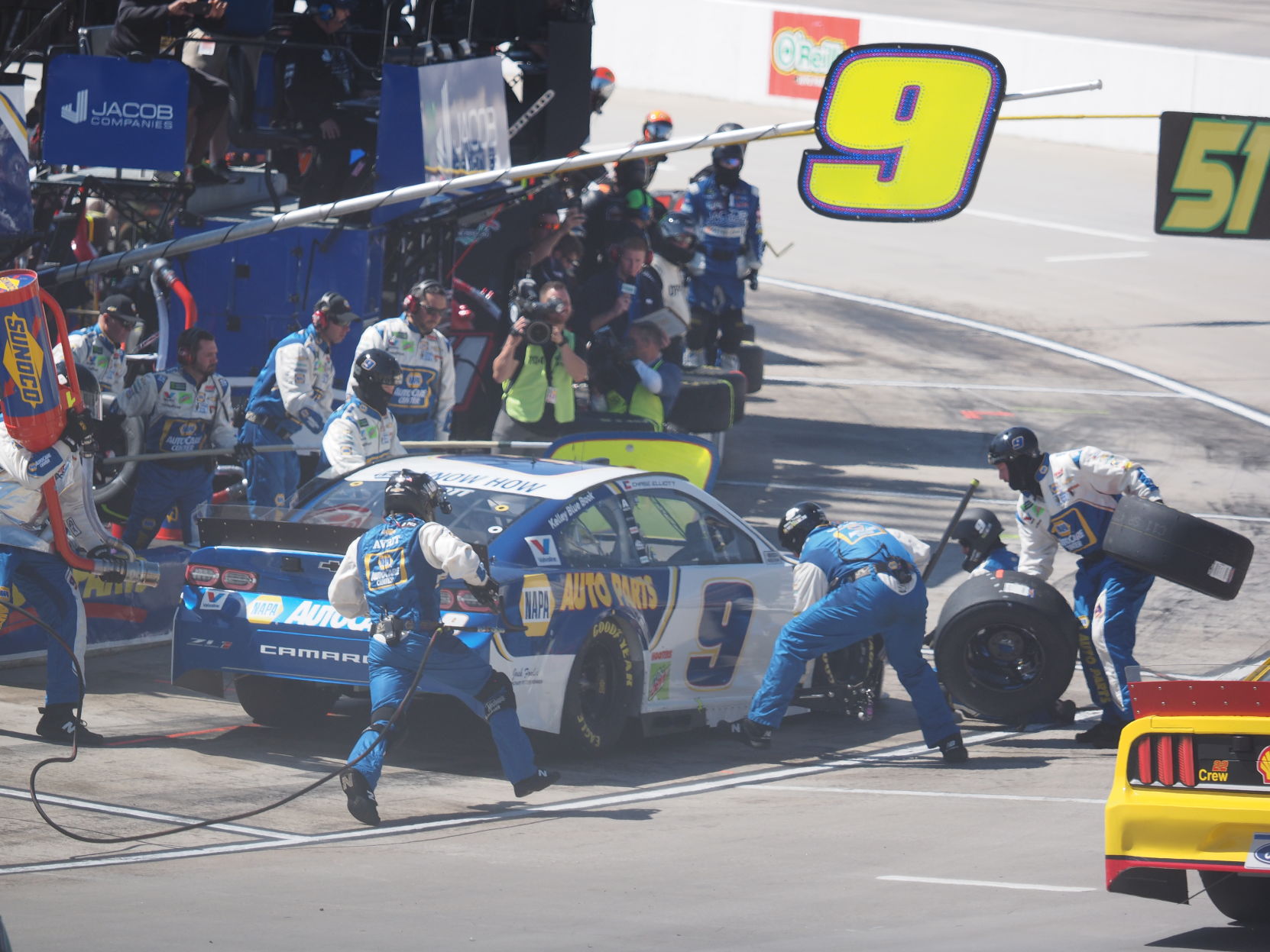 STP 500 Chase Elliott in pits